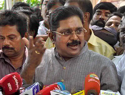 கட்சியின் பொதுச் செயலாளர் சசிகலா: காரில் அதிமுக கொடி குறித்து டிடிவி தினகரன் பதில்!