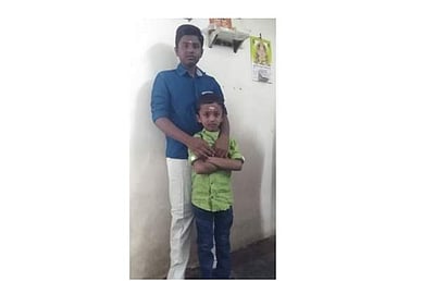 பவானி: அடையாளம் தெரியாத வாகனம் மோதியதில் தந்தை கண்ணெதிரில் இரு மகன்களும் பலி