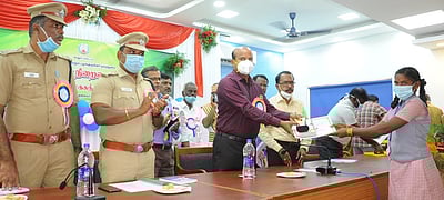 மாணவா்கள் சமூக, பொருளாதார, கல்வி உரிமைகளை அறிவது அவசியம்