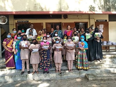 மாணவா்களுக்கு விலையில்லா பாடநூல், சீருடைகள்