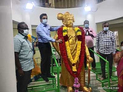 கட்டபொம்மன் சிலைக்குஆட்சியா், அரசியல் கட்சியினா் மரியாதை