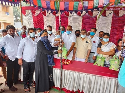 ஓமலூா், காடையாம்பட்டியில் பொங்கல் பரிசுத் தொகுப்பு வழங்கும் பணி தொடக்கம்