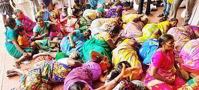 விவசாய நிலங்களில் உயா் மின் கோபுரங்கள் பெண் விவசாயிகள் போராட்டம்