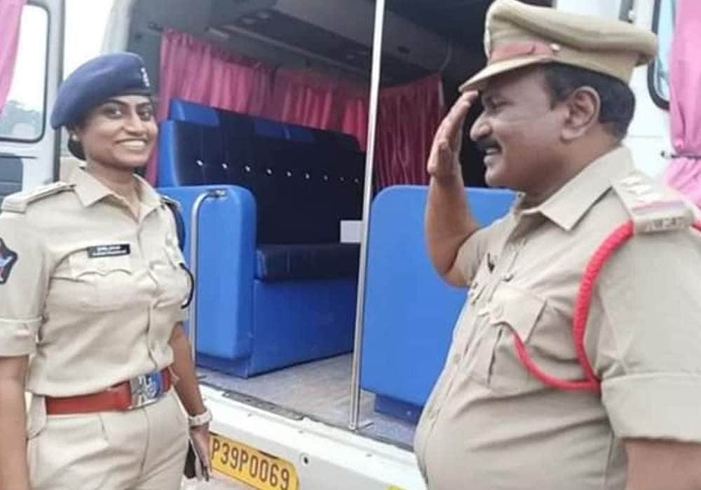 டிஎஸ்பியாக இருக்கும் மகளுக்கு பெருமிதம் பொங்க சல்யூட் வைத்த காவல் ஆய்வாளர்