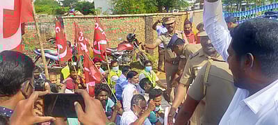 பெரியபாளையம் அருகே தனியார் கிடங்கில் மீண்டும் பணி வழங்கக் கோரி சாலை மறியல் 