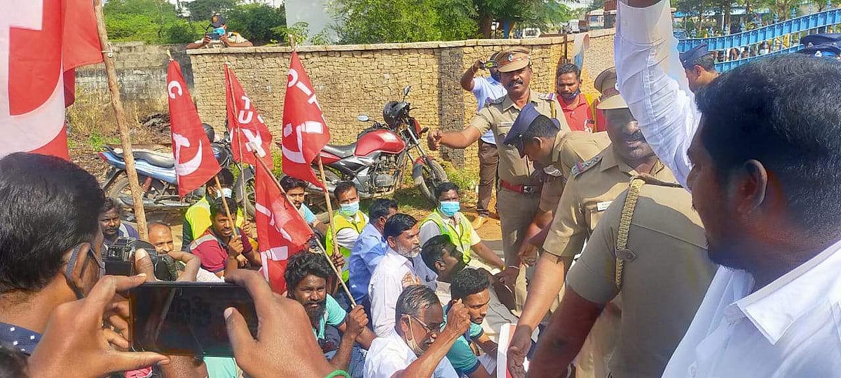 பெரியபாளையம் அருகே தனியார் கிடங்கில் மீண்டும் பணி வழங்கக் கோரி சாலை மறியல்