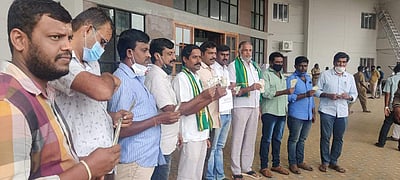 திருப்பூர் ஆட்சியர் அலுவலகத்தில் பொங்கல் பரிசுத் தொகையை திருப்பி வழங்க முயன்ற விவசாயிகள்