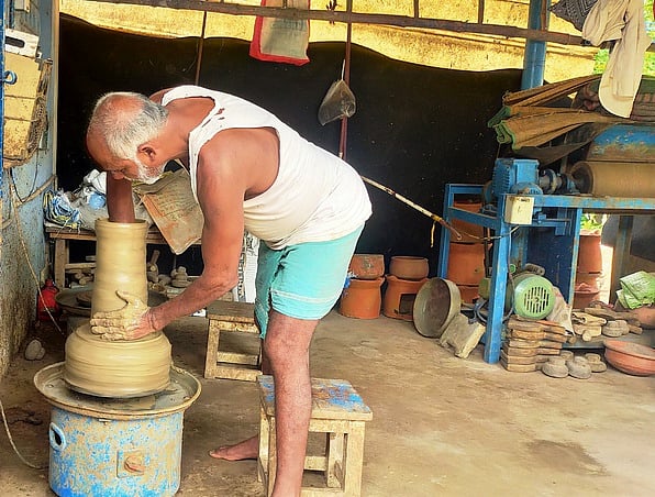 பொங்கல் மண்பானைகள் தயாரிப்பு தீவிரம்