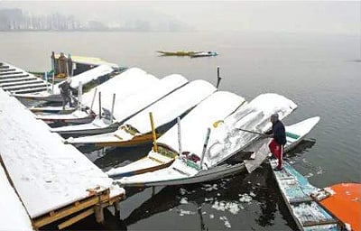 காஷ்மீரில் கடும் பனிப்பொழிவு: 2-வது நாளாக விமானப் போக்குவரத்து பாதிப்பு