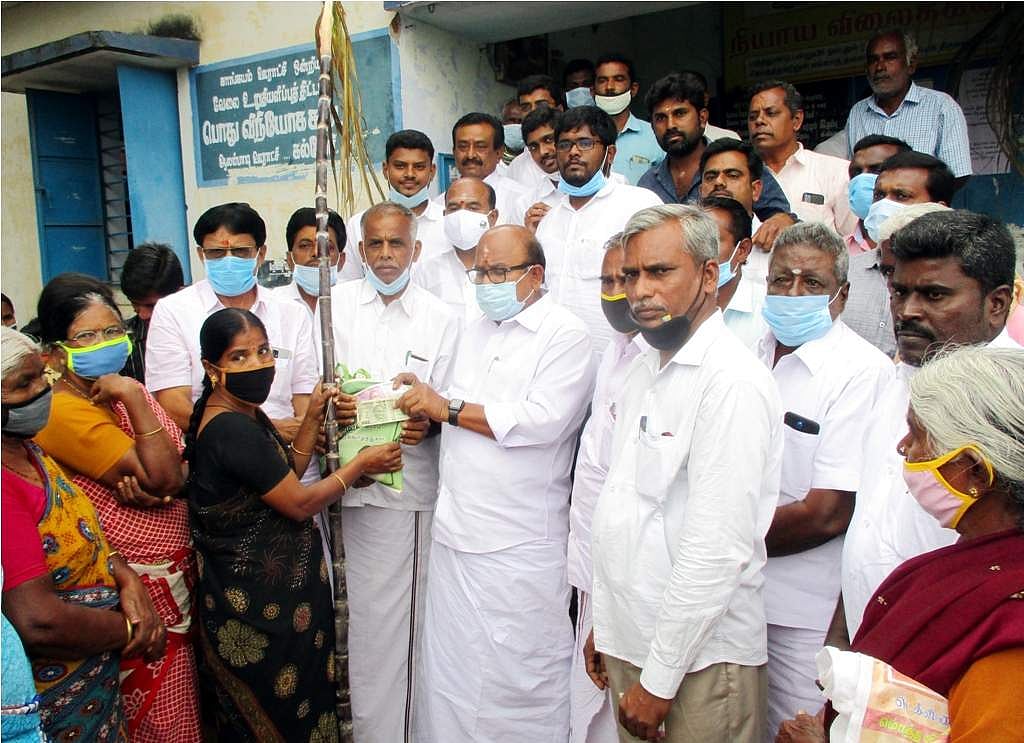 ஆலாம்பாடியில் பொங்கல் பரிசுத் தொகுப்பு வழங்கல்