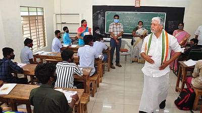 காரைக்காலில் பள்ளிகள் திறப்பு