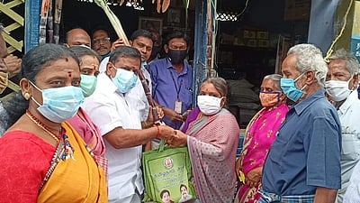 மேட்டூரில் பொங்கல் பரிசுத் தொகுப்பு விநியோகம் தொடக்கம்