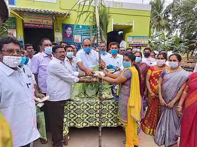 ஓமலூரில் பொங்கல் பரிசுத் தொகுப்பு வழங்கும் பணி தொடக்கம்