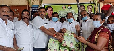 பல்லடத்தில் பொங்கல் பரிசுத் தொகுப்பு விநியோகம் தொடக்கம்