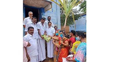 கூடலூர் நகர்ப்பகுதியில் பொங்கல் தொகுப்பு வழங்கும் நிகழ்ச்சி