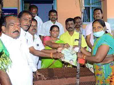 ஸ்ரீவில்லிபுத்தூரில் பொங்கல் பரிசுத் தொகுப்பு விநியோகம் தொடக்கம்