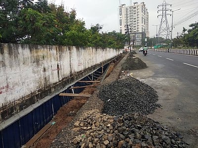 நீதிமன்றச் சாலையில் ரூ.95 லட்சத்தில் புதிய நடைப்பயிற்சி பாதை