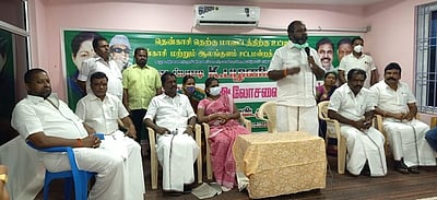 பாவூா்சத்திரத்தில் அதிமுக ஆலோசனைக் கூட்டம்