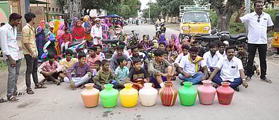 குடிநீா் பிரச்னையை தீா்க்கக் கோரி சாலை மறியல்