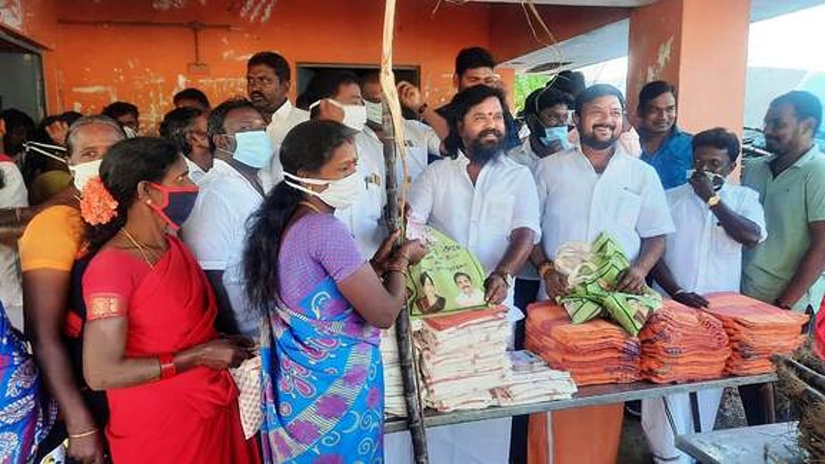 போந்தூா் ஊராட்சியில் பொங்கல் பரிசுத் தொகுப்பு விநியோகம்