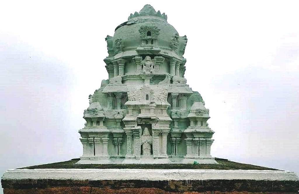 சங்ககிரி மலை உச்சியில் சென்னகேசவப்பெருமாள் கோயில் கோபுரத்திற்கு வர்ணம் பூச்சு