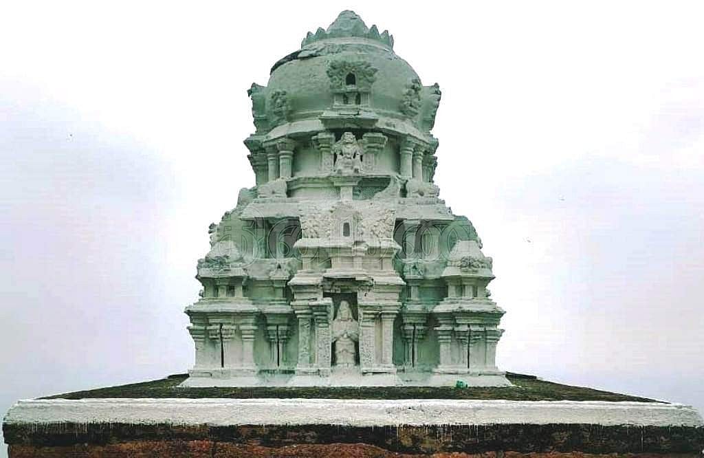 சங்ககிரி மலை உச்சியில் சென்னகேசவப்பெருமாள் கோயில் கோபுரத்திற்கு வர்ணம் பூச்சு