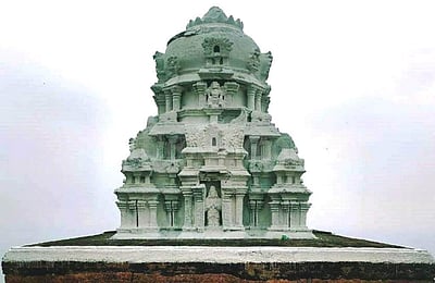 சங்ககிரி மலை உச்சியில் சென்னகேசவப்பெருமாள் கோயில் கோபுரத்திற்கு வர்ணம் பூச்சு