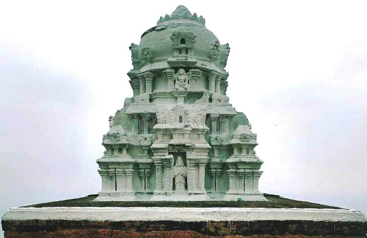 சங்ககிரி மலை உச்சியில் சென்னகேசவப்பெருமாள் கோயில் கோபுரத்திற்கு வர்ணம் பூச்சு