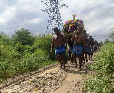சேறும் சகதியுமான மயானப் பாதையை சீரமைக்கக் கோரிக்கை
