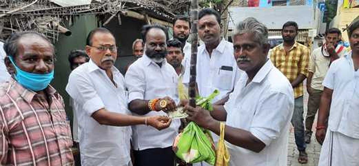 தமிழகஅரசின் பொங்கல் பரிசுகள் வழங்கல்: அதிமுக நிா்வாகிகள் நேரில் ஆய்வு