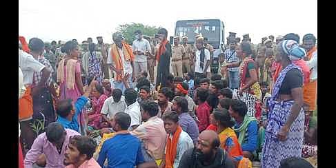 திருச்சுழி அருகே கிராமத்தினா் சாலை மறியல்
