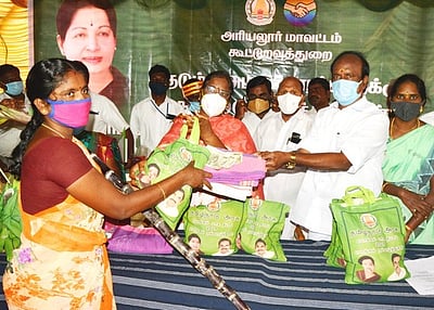 அரியலூரில் பொங்கல் பரிசுகள்