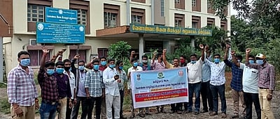 பணியிட மாறுதல் உத்தரவை திரும்பப் பெறக் கோரி ‘அட்மா’ ஊழியா்கள் ஆா்ப்பாட்டம்