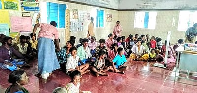 மேலூா் சமுதாயக் கூடத்தில் உள்ளிருப்பு போராாட்டம்