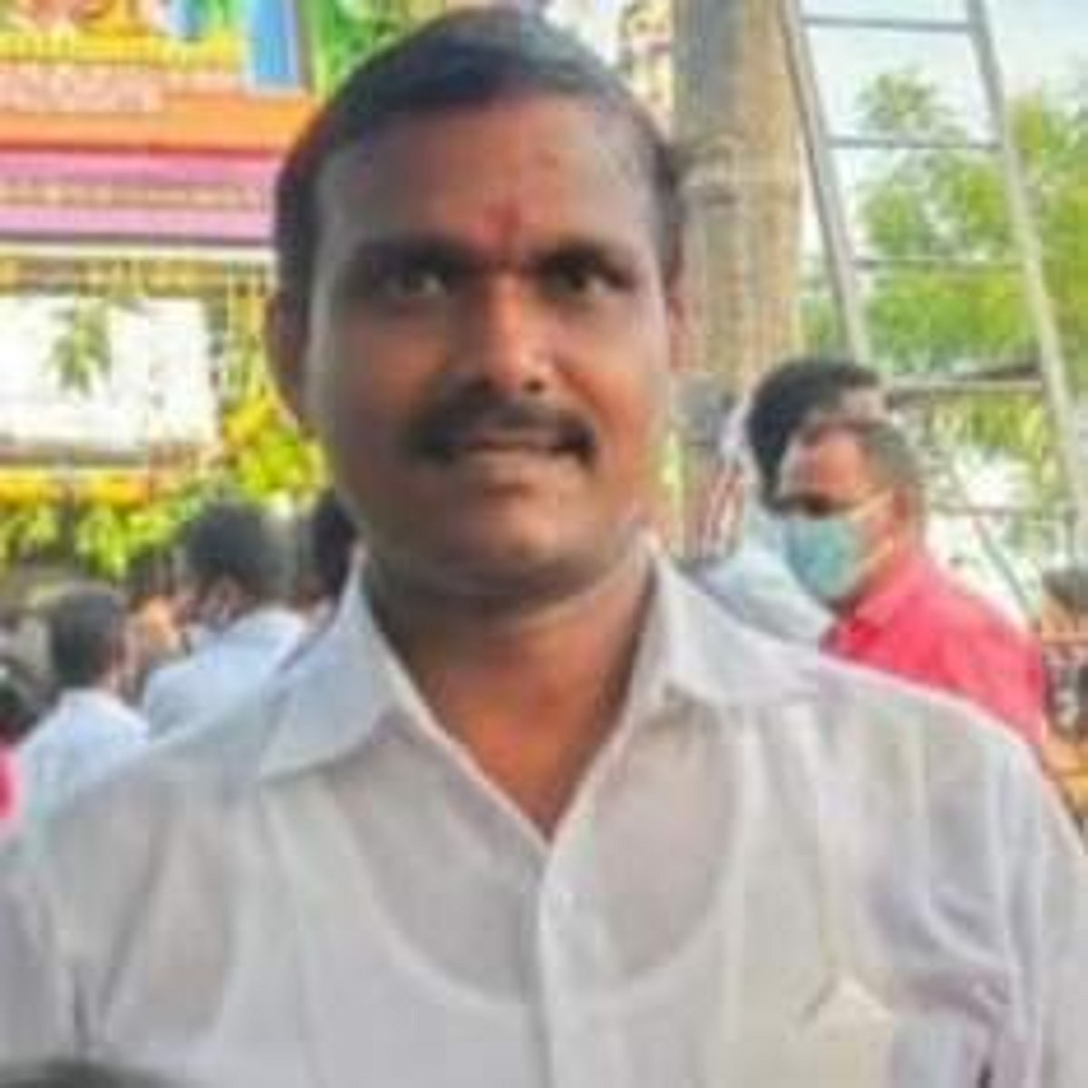 ஓட்டுநர் மாரடைப்பால் உயிரிழப்பு; ஜீப் கவிழ்ந்து 8 பெண்கள் காயம்