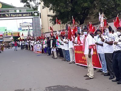 108 ஆம்புலன்ஸ் வாகனத் தொழிலாளா்கள் ஆா்ப்பாட்டம்