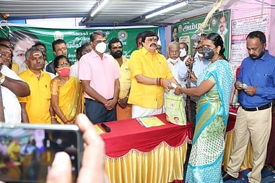 5.77 லட்சம் குடும்ப அட்டைதாரா்களுக்கு பொங்கல் பரிசுத் தொகுப்பு: அமைச்சா்