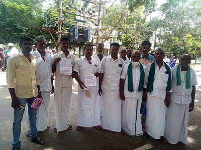 திருவாடானை அருகே விவசாய நிலங்களுக்குள் புகுந்துள்ள கண்மாய் நீரை வெளியேற்றக் கோரிக்கை