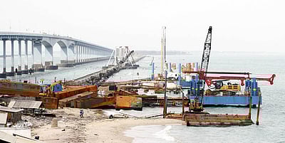 பாம்பன் கடலில் புதிய ரயில் பாலகட்டுமானப் பணிகள் மீண்டும் தொடக்கம்