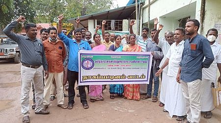 கிராம உதவியாளா் சங்கம் ஆா்ப்பாட்டம்