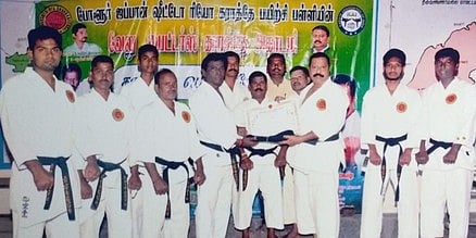 கராத்தே: சிறப்பிடம் பெற்றவா்களுக்கு ‘பிளாக் பெல்ட்’