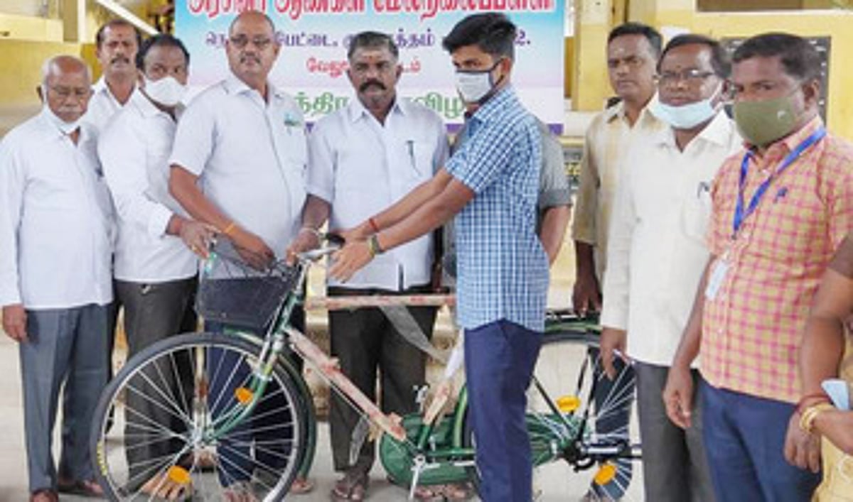131 மாணவா்களுக்கு விலையில்லா மிதிவண்டிகள்