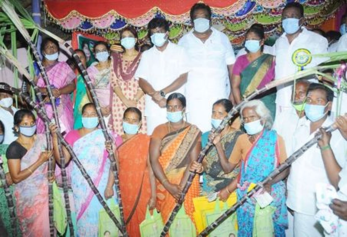 அறந்தாங்கி பகுதிகளில் பொங்கல் பரிசுத் தொகுப்பு: அமைச்சா் விஜயபாஸ்கா் வழங்கினாா்