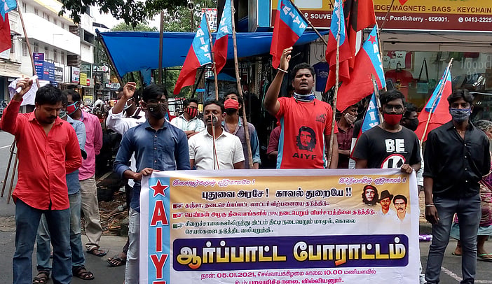 புதுச்சேரி காவல் துறையை கண்டித்து அனைத்திந்திய பெருமன்றத்தினா் ஆா்ப்பாட்டம்