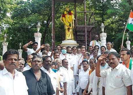 தலைவா்களின் சிலைகளுக்கு காங். புதிய நிா்வாகிகள் மரியாதை