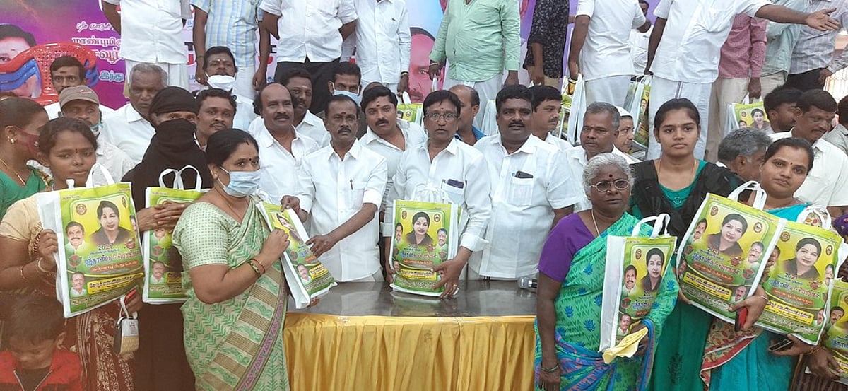 அதிமுக நிா்வாகிகளுக்கு பொங்கல் பரிசு: அமைச்சா் வழங்கினாா்