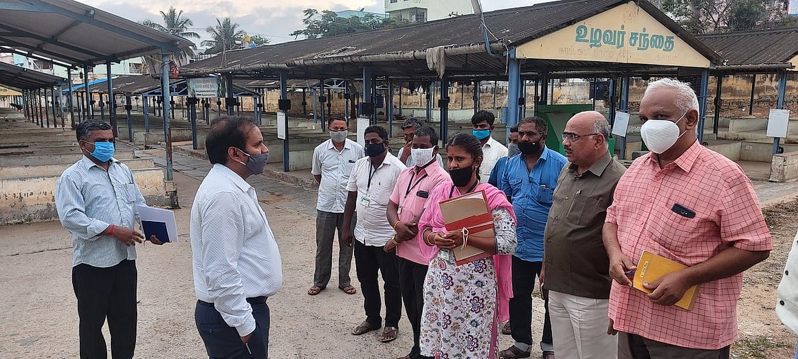 ஒசூா் உழவா் சந்தையில் மாவட்ட ஆட்சியா் ஆய்வு