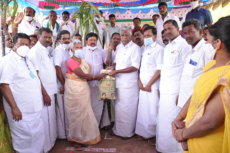 கம்மம்பள்ளி கிராமத்தில் பொங்கல் பரிசு தொகுப்பு அளிப்பு