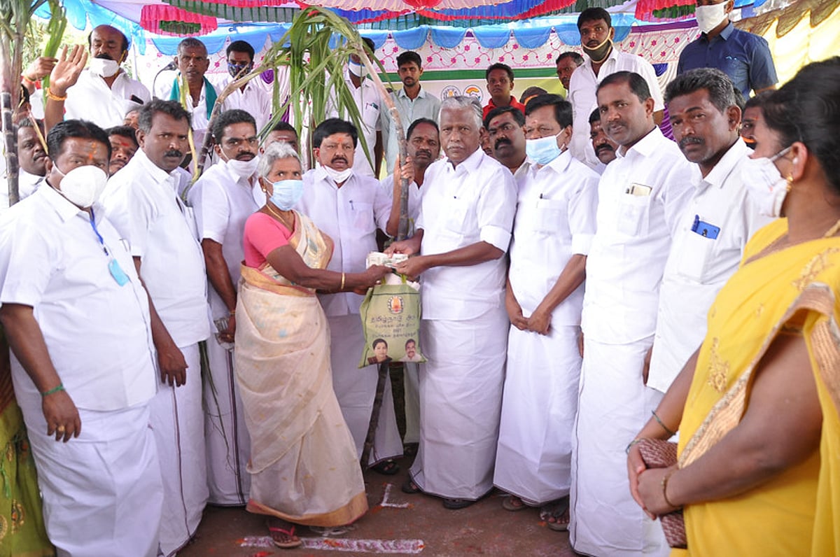கம்மம்பள்ளி கிராமத்தில் பொங்கல் பரிசு தொகுப்பு அளிப்பு