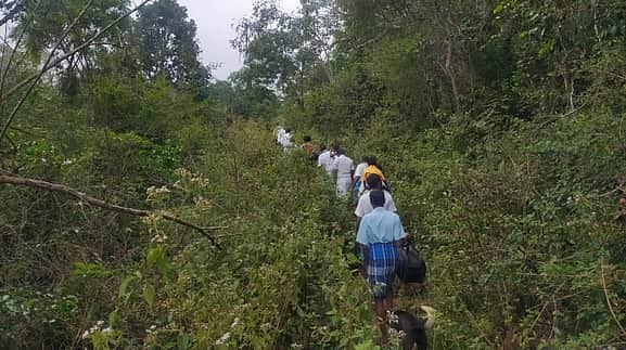 ஒற்றையடிப்பாதையில் ஆபத்தான பயணம்: தொட்டில் கட்டி தூக்கிச் செல்லப்படும் நோயாளிகள்